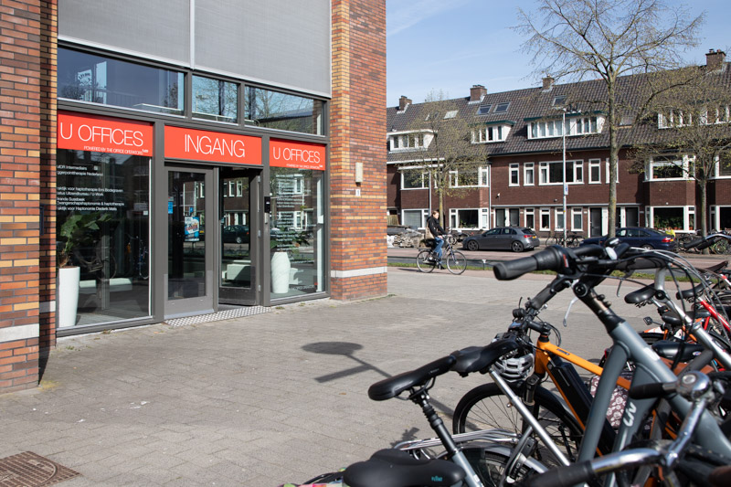 De ingang van het verzamelgebouw U Offices in Utrecht, waar Lucassen Mediation vanuit werkt - kleinere foto