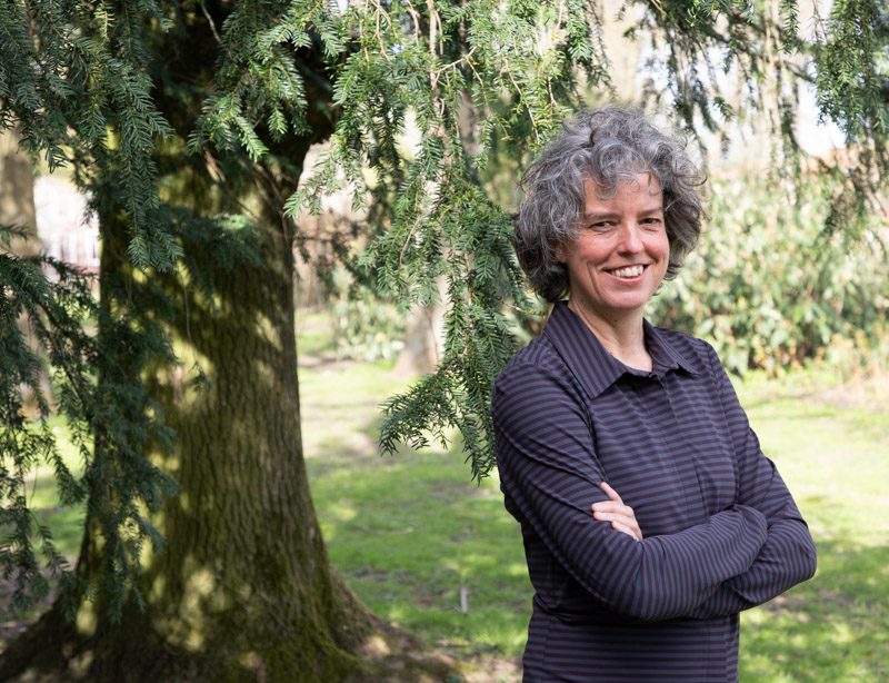 Een foto van Cheryl Lucassen, buiten bij een boom