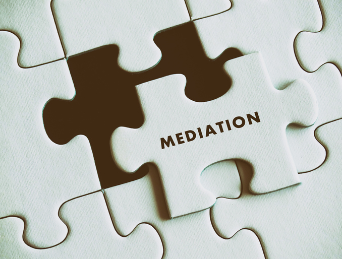 Puzzelstukje met het woord mediation erop, symbool voor het inzetten van mediation bij erfenissen om conflicten te voorkomen