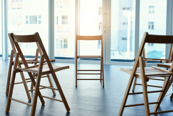 Lege stoelen in een ruimte, die symbool staan voor een welkom om bij conflicten over de nalatenschap mediation te krijgen